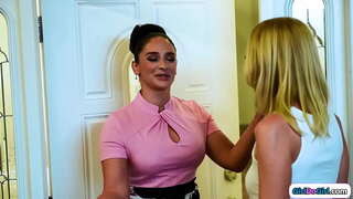 ���ະຫນາດນ້ອຍກເລ່ຜິວເນື້ອສີຂາປະຈິດຕະນາການຮັກເລ່ນ milfs ຫນີ stepdaughter ແລະເຫັນວ່າຕົນເອງໄດ້ຮັບຂອງນາງມີຂົນແລບຜິດຊອບໂດຍນາງ stepmom