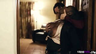 Wypaczony klient chce uprawiać seks z seksowną риэлторшей Осой Ładny, a potem kupi dom