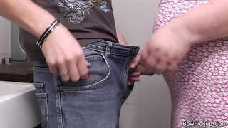 Baisé avec un topline dans un gros trou