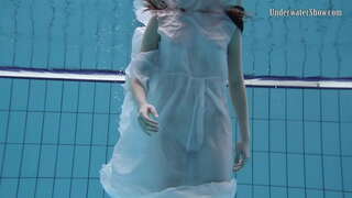 אַנדערוואָטער וועלט פון נאַקעט באַבעס