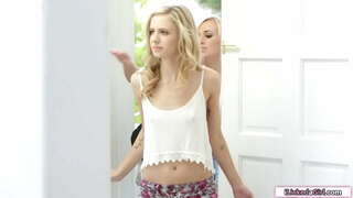 Unha pequena tits adolescente lambeu a continuación, marcos por lesbianas bff