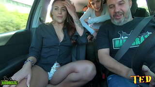 Машин дүүрэн байна, мөн Дуртай, Хайртай авдаг нүцгэн дамжин өнгөрөх