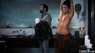 Busty teen baisée par en gros perv lendlord échange d&#039;une chambre de libre