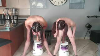 2 उघड्या लहान titted pigtailed sluts दोन्ही करत कृत्रिम लंड ठिय्या मारणे आव्हान एकत्र | कृत्रिम लंड त्यातील