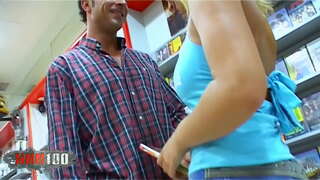 Ung Blond spanska babe Sonia Manrique med stora naturliga bröst knullad hårt i röven på video klubb Ung Blond spanska babe Sonia Manrique med stora naturliga bröst knullad hårt i röven på video klubb