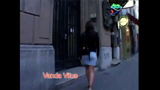 Брюнетка красотка Сара Блу белән натуральными сиськами скачет бу члене барлык позах