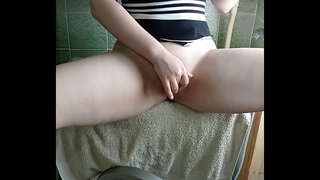 Девушка с толстой задницей получает оргазм на стиральной машине и от вибратора