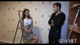 El chaval se sienta y mira fijamente