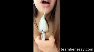 Sexy mucha pone di glas bot plug e solo i jega ku e dibertí na e tempu ei
