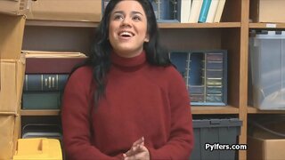 Curvy Latina хулгайч гүйж орлоо болон fucked гэхэд horny харуул