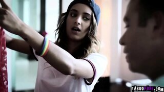 ���ाड मध्ये चालणे familys घर उपस्थित हात सुनावणी त्याला प्रविष्ट करा