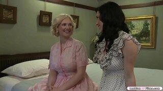 Busty blondi vierailut hänen brunette ystäväni ja he alkavat puhua koko niiden rinnat.Sen jälkeen he saada kiimainen ja he alkavat suudella toisiaan.Seuraavaksi on hänen ystävänsä imee tissejä ja nuolee hänen pillua.Vastineeksi hän tekee saman hänen ystävänsä.