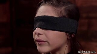 Amb els ulls embenats bonica morena esclau Abella Perill xupa la polla a mestre Bill Bailey després va brut anal dits i la seva folla en règim de servitud Amb els ulls embenats bonica morena esclau Abella Perill xupa la polla a mestre Bill Bailey després va brut anal dits i la seva folla en règim de servitud