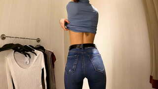 וואַו! וואַרעם מיידל מיט קליין טיץ סאָוס ה-העמד און בלאַוסאַז אין ציבור לאַקער צימער 60Fps 4K