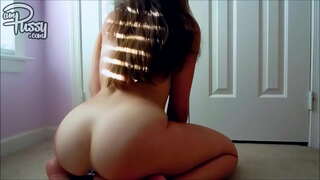 Vibrátor kibaszott a szőnyegen otthon